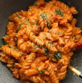 One Pot Vegan Pasta with fresh vegetables in a bowl