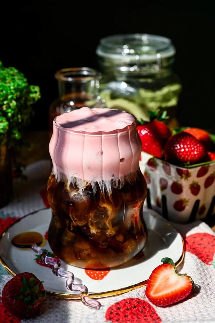 A creamy cup of strawberry cold foam topping on a refreshing drink.